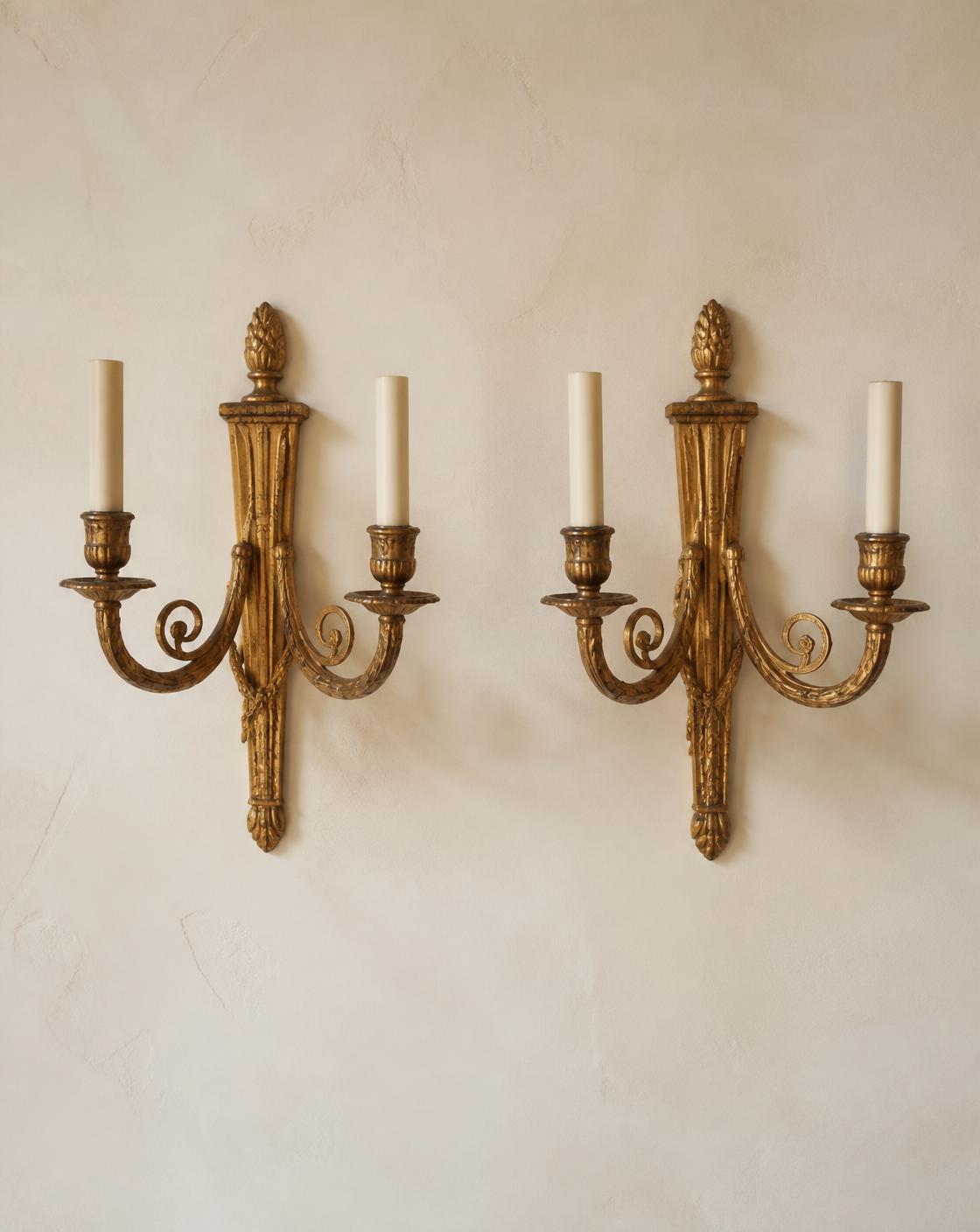 Paire d'appliques en bois doré